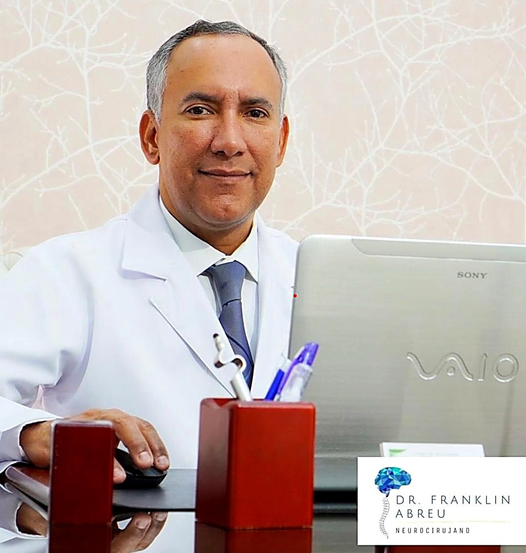 Dr. Roberto Abreu, neurocirujano especialista en cirugía de columna y sistema nervioso